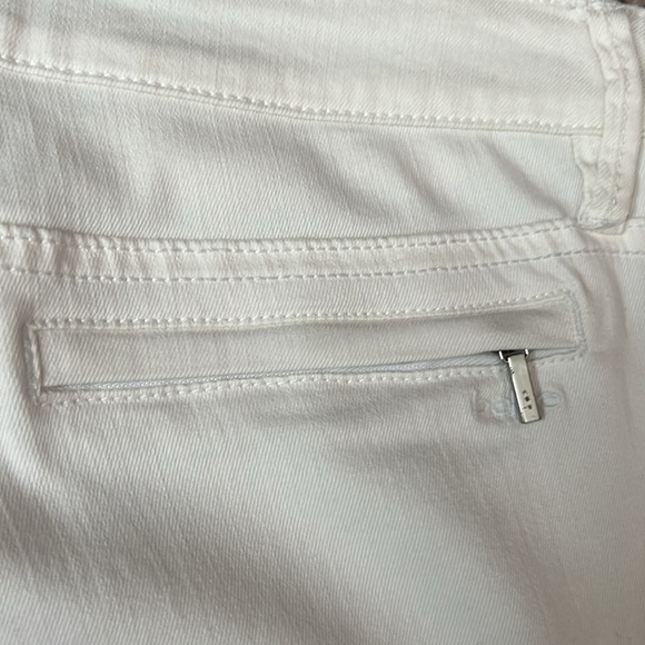 White stretchy Bebe jeans size 28.like new.Zippers on the bottom. - Picture 4 of 8